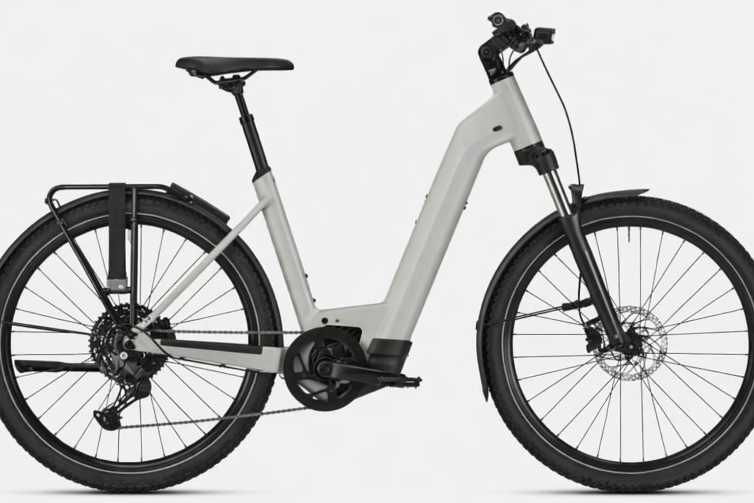 Lätt elcykel i grått med svarta däck och pakethållare.