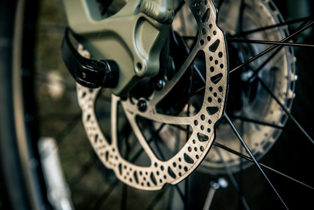 Närbild av en perforerad skivbroms och bromsok på en cykel