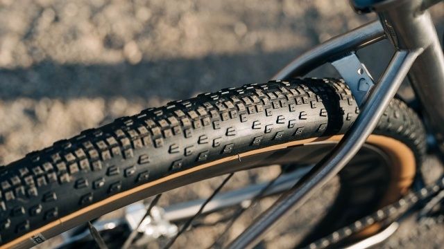 Närbild av ett grovt cykeldäck på en gravelcykel